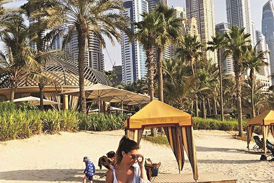 Maria Barros, mulher de Pizzi, mostra a boa forma na praia