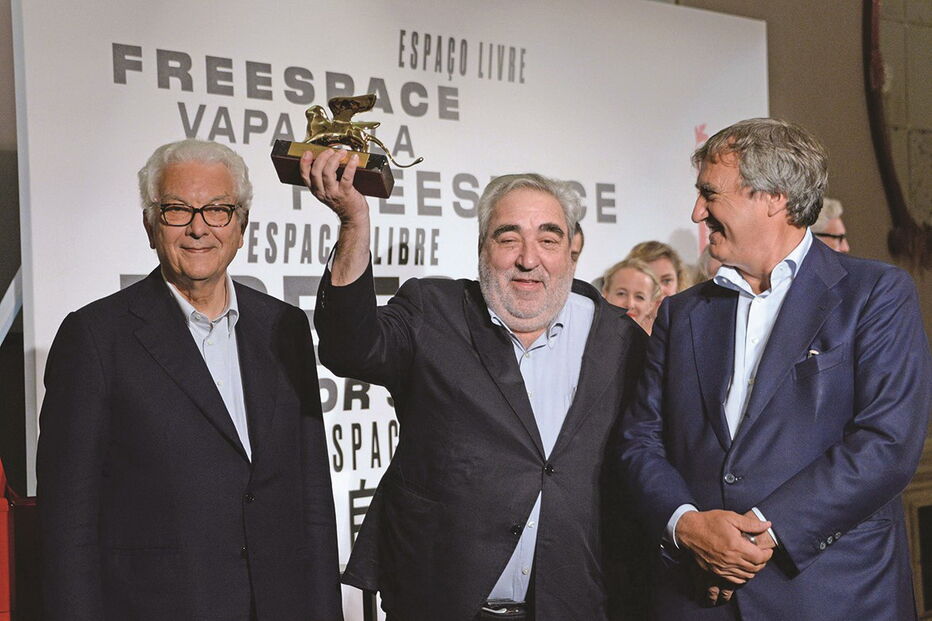 Souto de Moura a receber o prémio em Itália