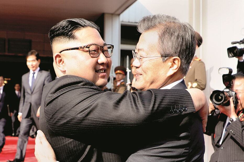 Kim Jong-un e Moon Jae-in reuniram-se no lado norte-coreano da fronteira e saudaram-se efusivamente 