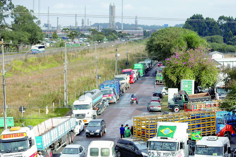 Camionistas desbloquearam algumas estradas mas continuam parados