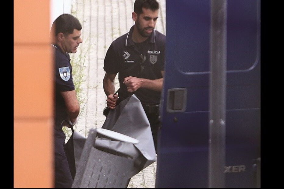Os agentes da PSP levaram o corpo da mulher, de 93 anos, do Centro de Saúde de Paço de Arcos às 16h30