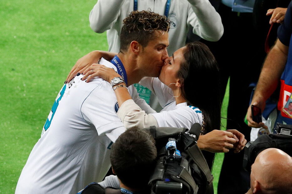 O beijo apaixonado de Ronaldo e Georgina após vitória em Kiev