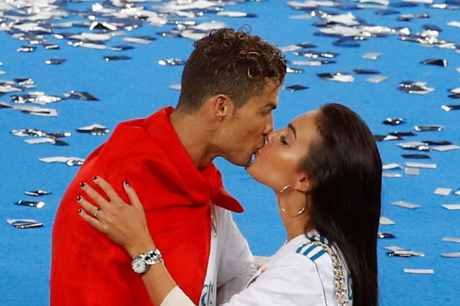 O beijo apaixonado de Ronaldo e Georgina após vitória em Kiev