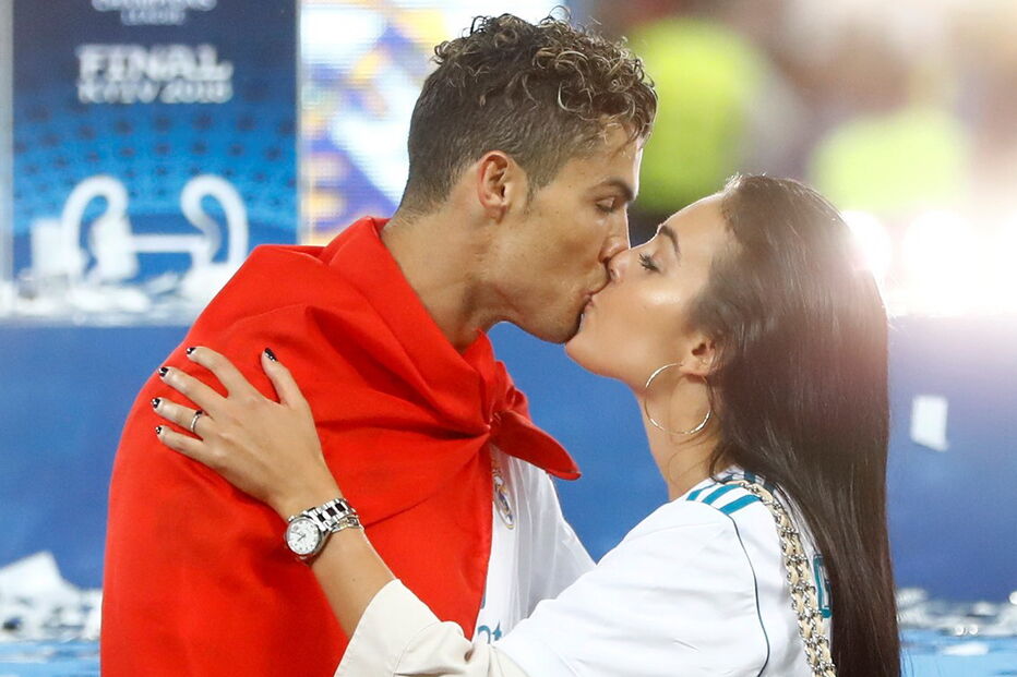 O beijo apaixonado de Ronaldo e Georgina após vitória em Kiev