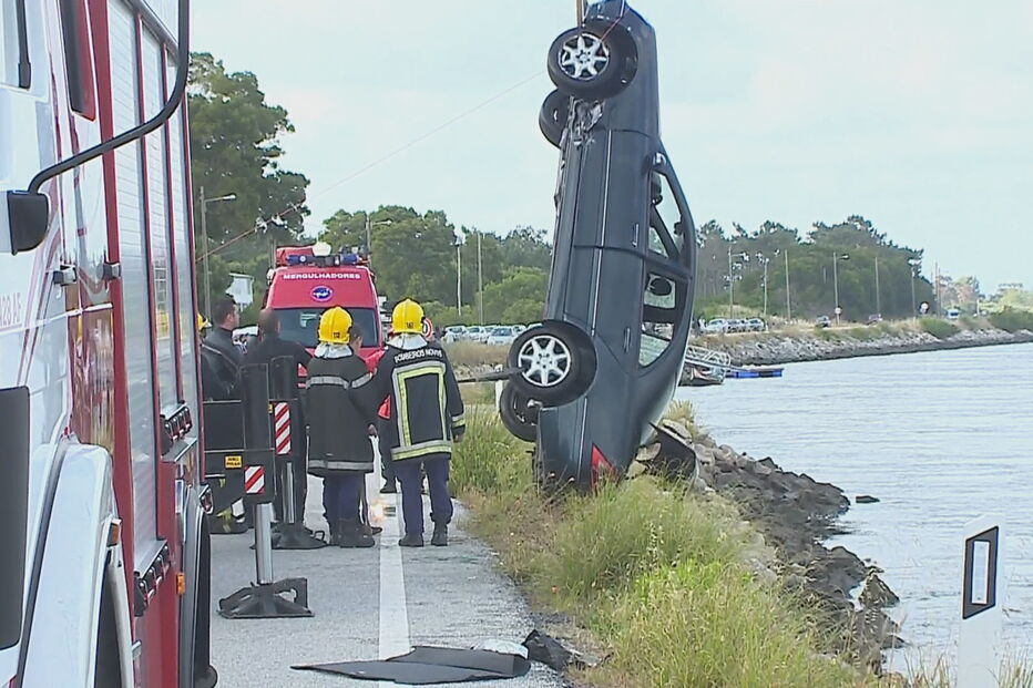 Carro a ser retirado da Ria de Aveiro após despiste que matou uma pessoa