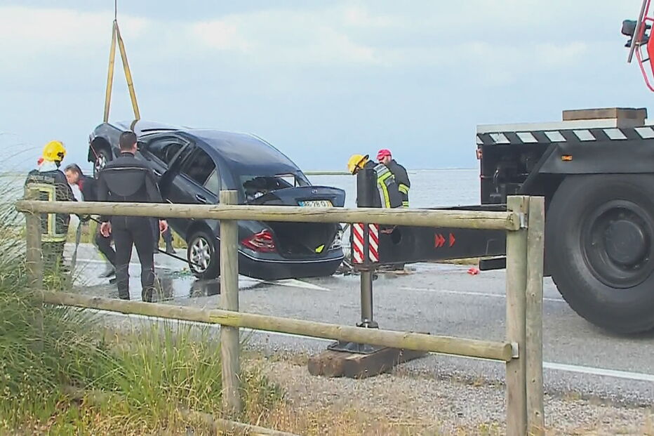 Carro a ser retirado da Ria de Aveiro após despiste que matou uma pessoa