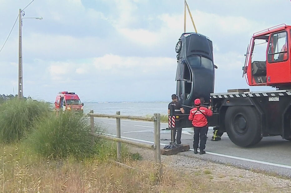 Carro a ser retirado da Ria de Aveiro após despiste que matou uma pessoa
