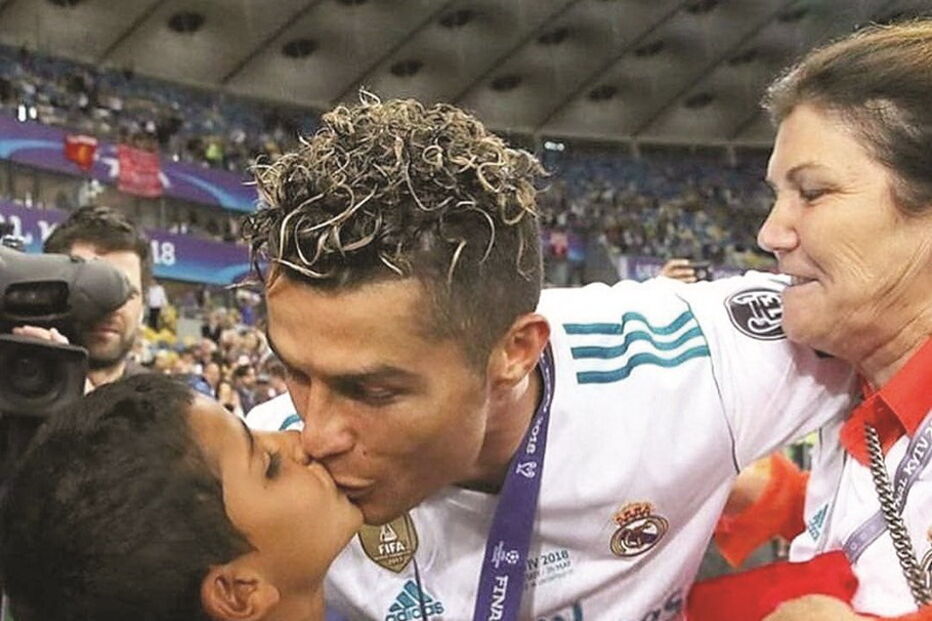 CR7 em momento de ternura com o filho
