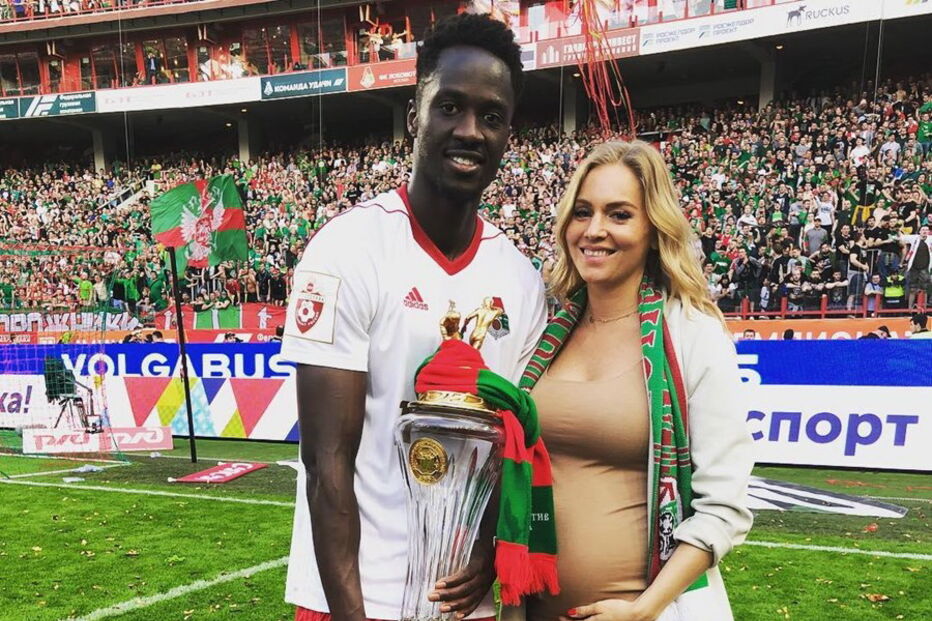 Jogador e a modelo belga casaram em julho do ano passado