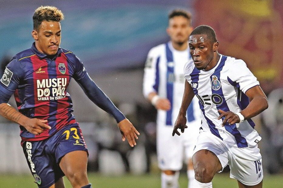 Waris (à direita) foi o reforço de inverno mais utilizado no FC Porto 