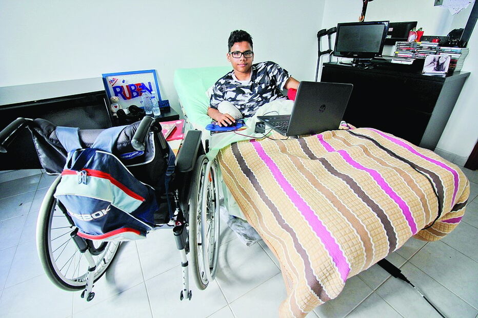 Rúben tem atualmente 17 anos e segue as aulas a partir de casa através de um sistema de videoconferência 