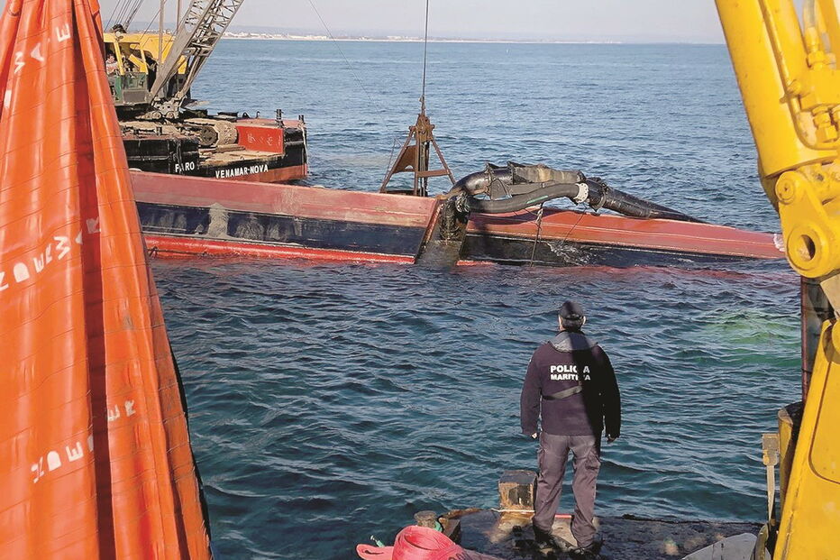 Trabalhos vão reduzir o peso da embarcação, que afundou na barra do Lavajo  