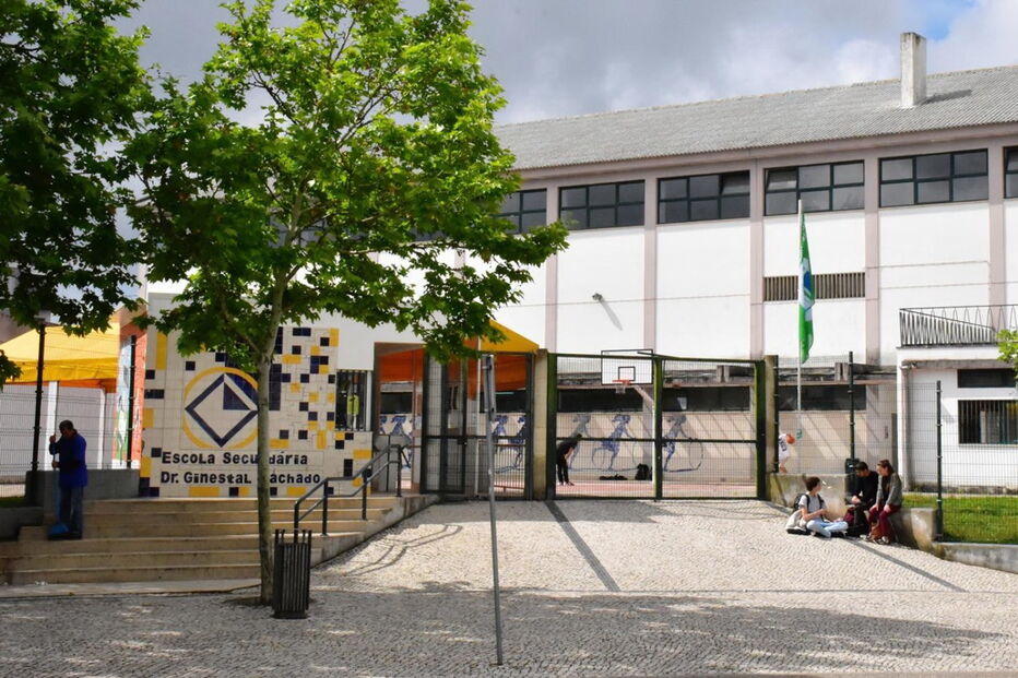 Pais dos alunos da Escola Secundária Ginestal Machado, em Santarém, reclamam o pagamento de subsídios em atraso