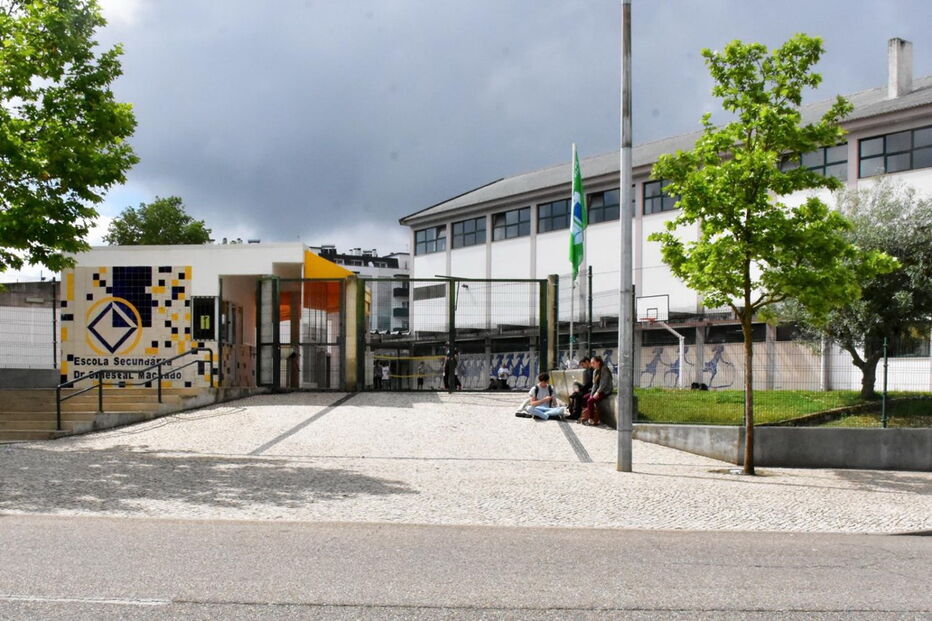 Pais dos alunos da Escola Secundária Ginestal Machado, em Santarém, reclamam o pagamento de subsídios em atraso