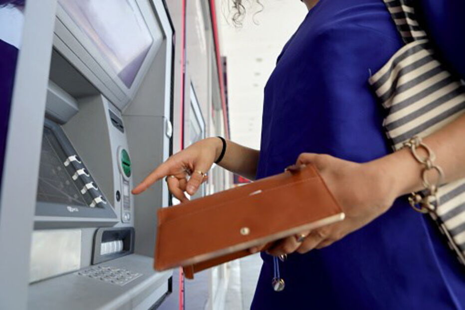 Dinheiro, multibanco, mulher