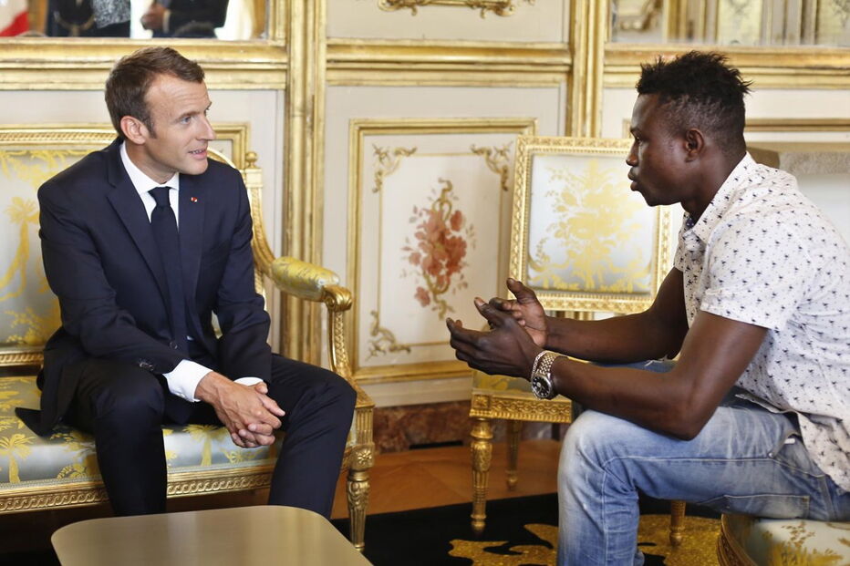 Macron recebe Mamoudou Gassama, que escalou edifício em Paris para salvar criança