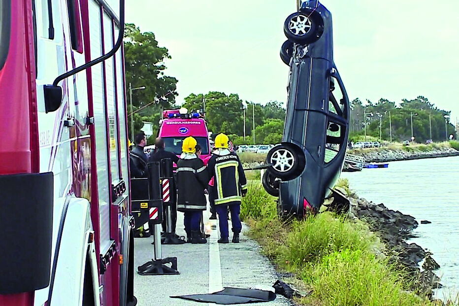 Veículo caiu à ria