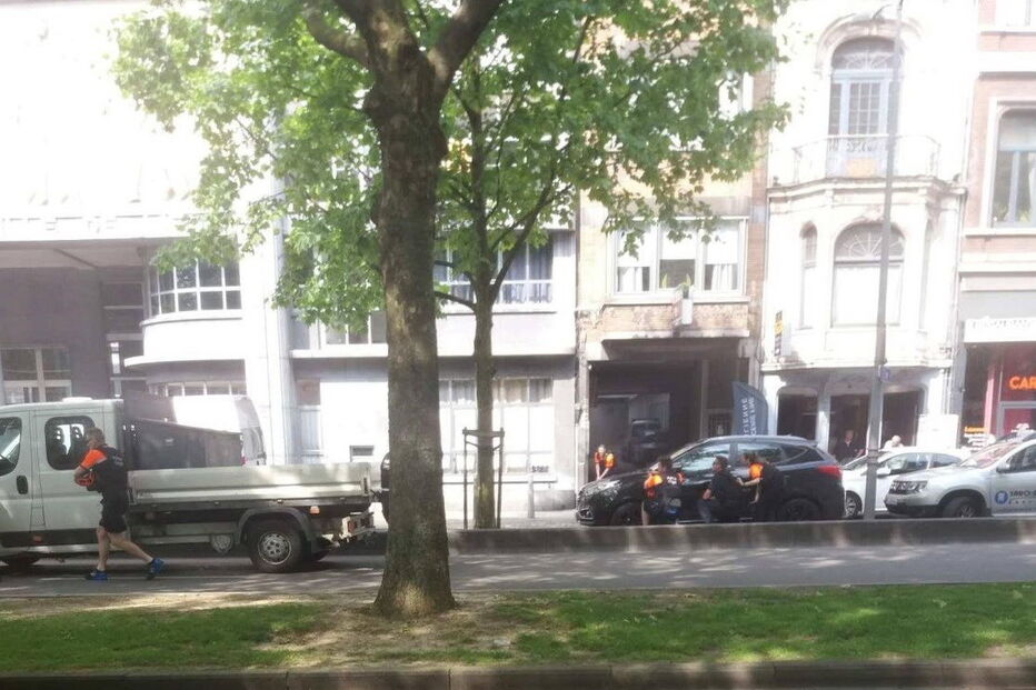 Agentes da polícia belga em ação durante tiroteio em Liège