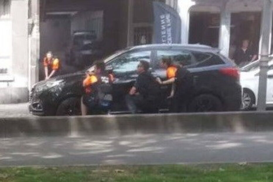 Agentes da polícia belga em ação durante tiroteio em Liège