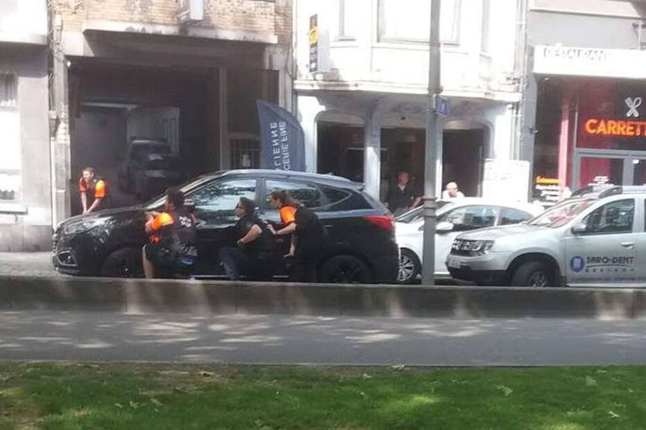Agentes da polícia belga em ação durante tiroteio em Liège