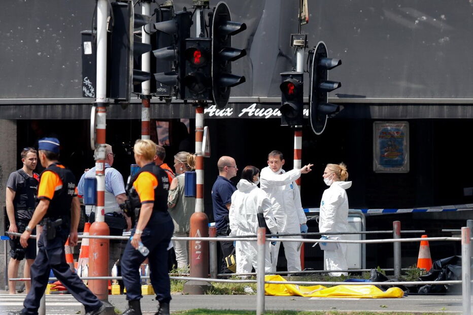 Polícia belga no local do tiroteio em Liège