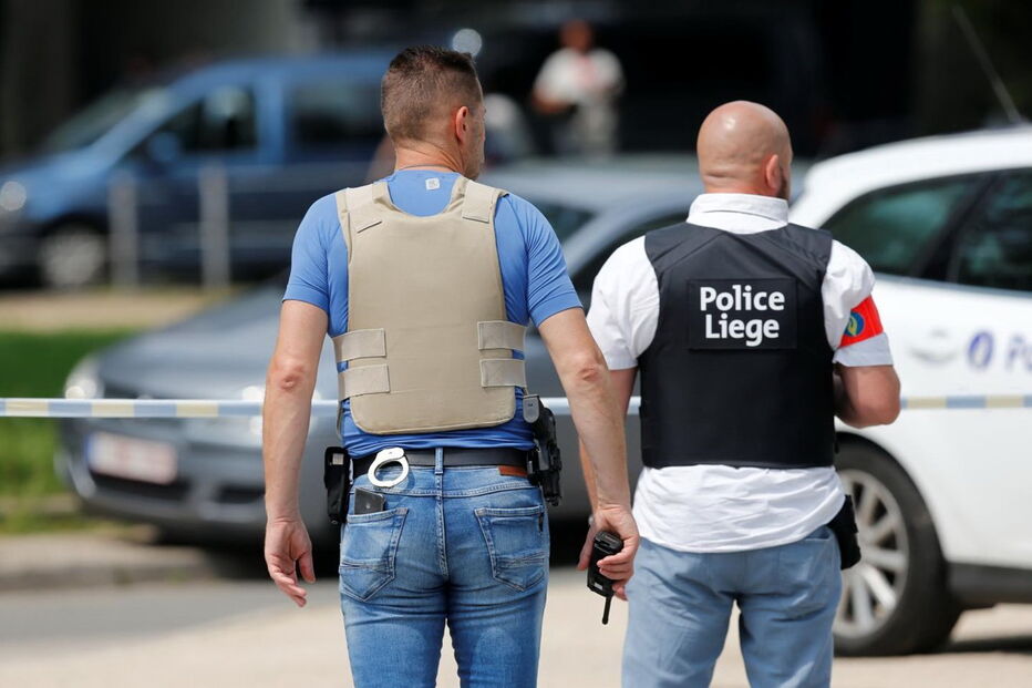 Polícia belga no local do tiroteio em Liège