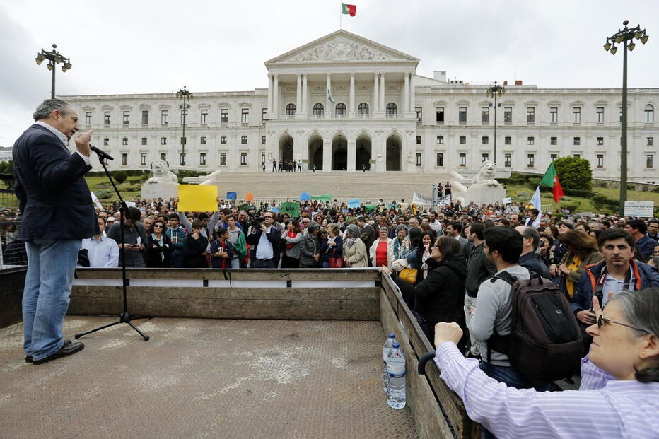 Manifestação contra a eutanásia em frente ao Parlamento, no dia do debate sobre o tema