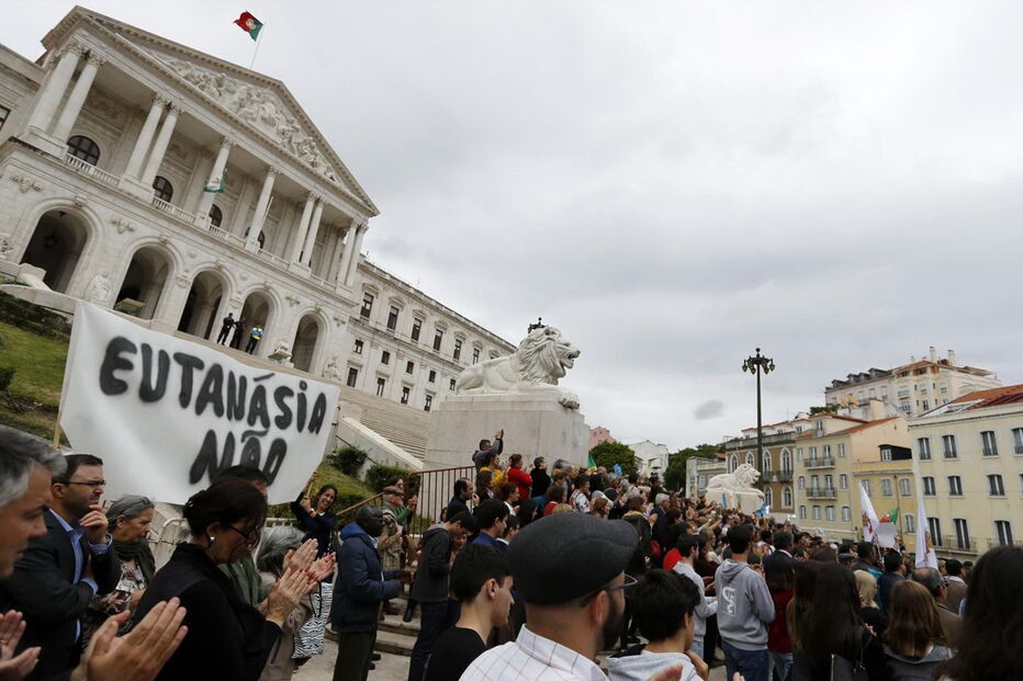 Manifestação contra a eutanásia em frente ao Parlamento, no dia do debate sobre o tema