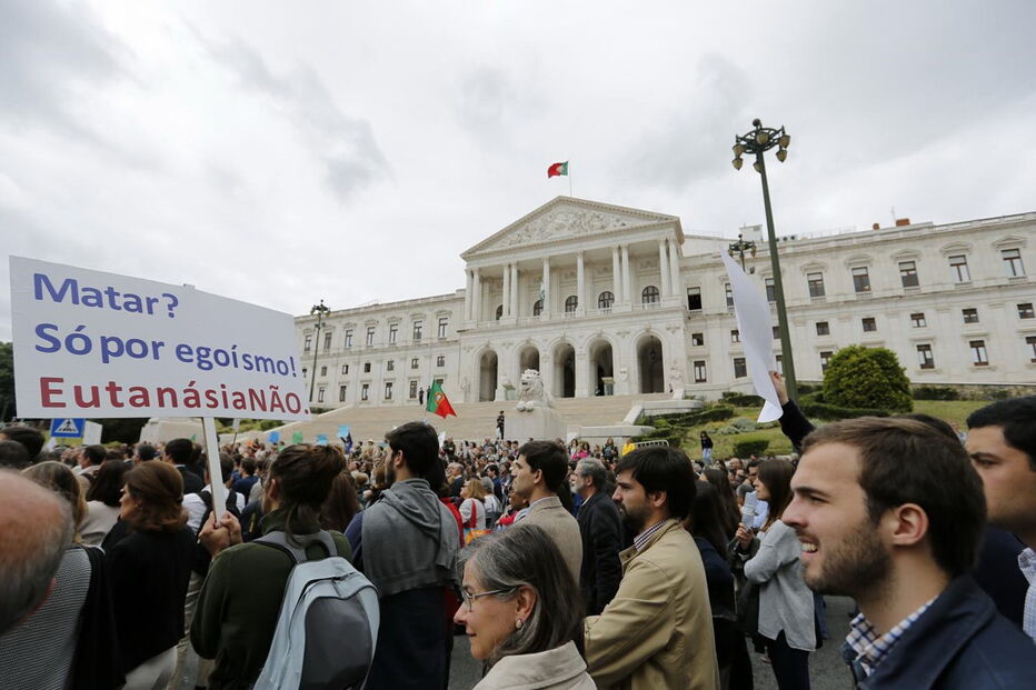 Manifestação contra a eutanásia em frente ao Parlamento, no dia do debate sobre o tema