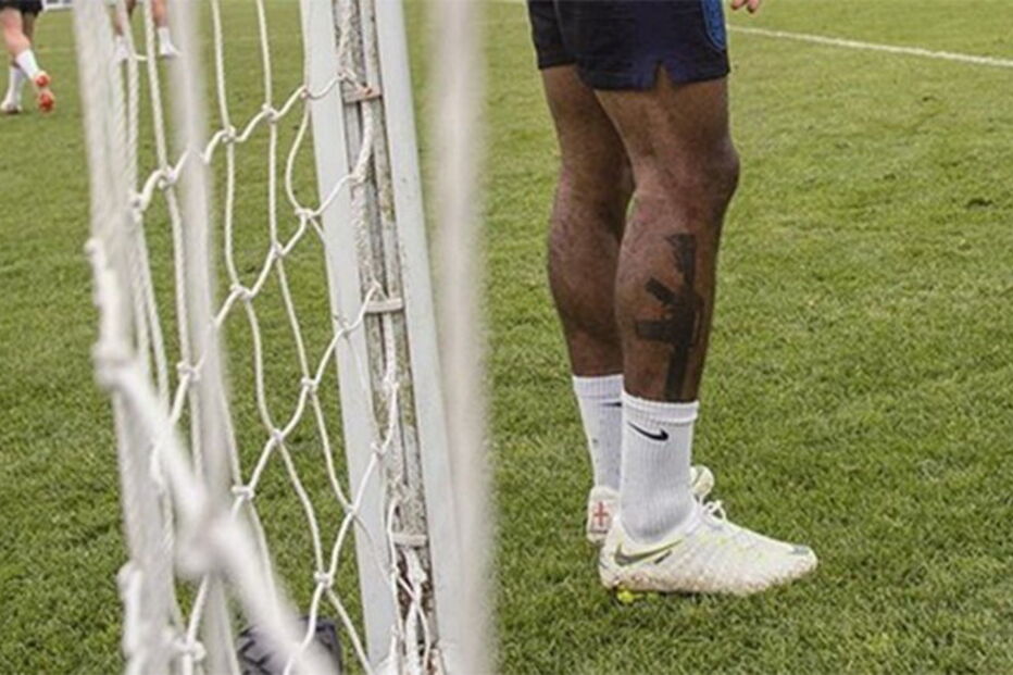 Sterling tatuou arma automática na perna e teve de se explicar