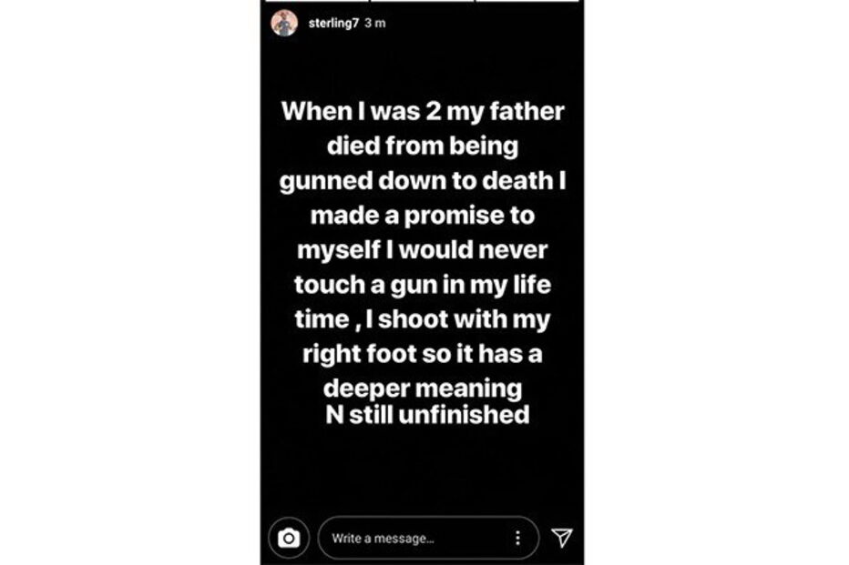 Sterling tatuou arma automática na perna e teve de se explicar