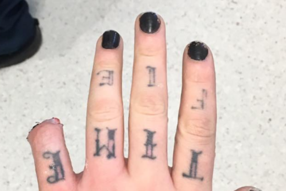 Torz Reynolds cortou metade do seu dedo mindinho e utiliza-o como pendente no colar