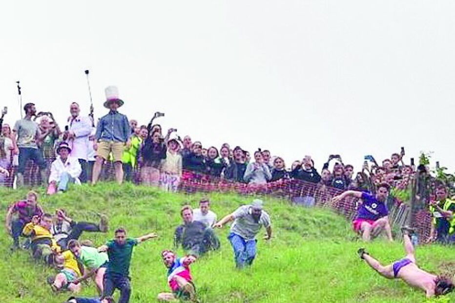Corrida pela colina abaixo atrás do queijo