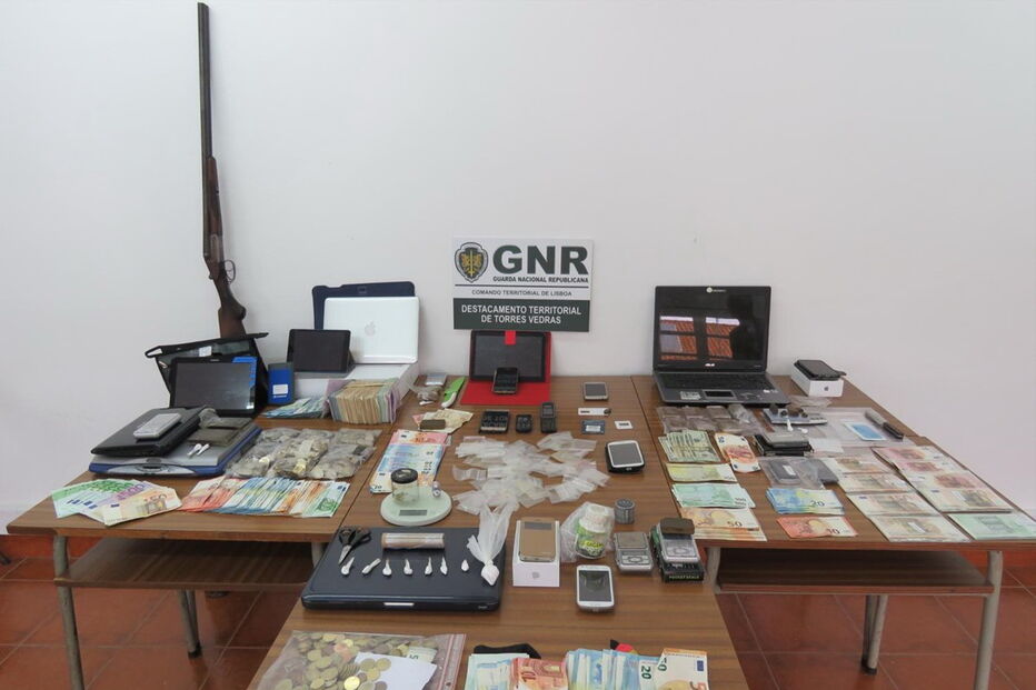 Militares encontraram droga e armas durante as buscas