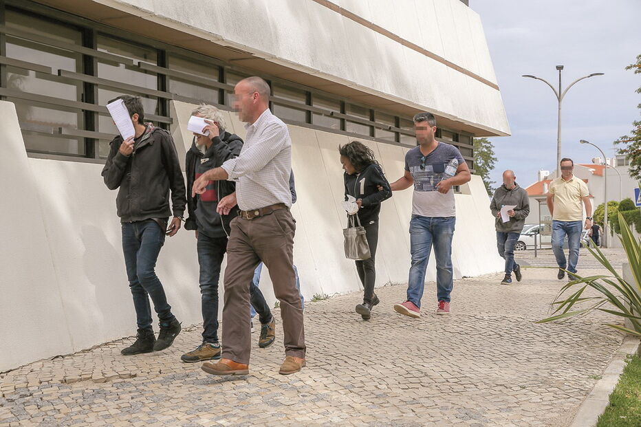 Três homens e uma mulher foram detidos e estão indiciados pelo crime de furto qualificado