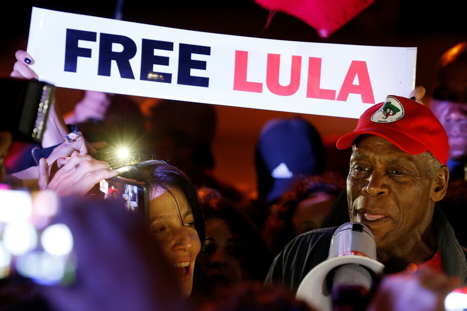 Ator norte-americano Danny Glover pede libertação de Lula da Silva
