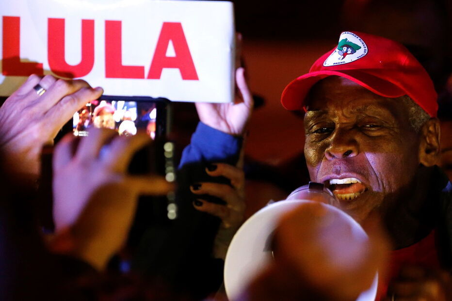 Ator norte-americano Danny Glover pede libertação de Lula da Silva