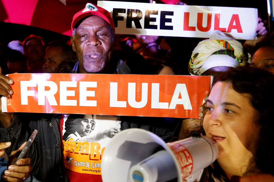 Ator norte-americano Danny Glover pede libertação de Lula da Silva