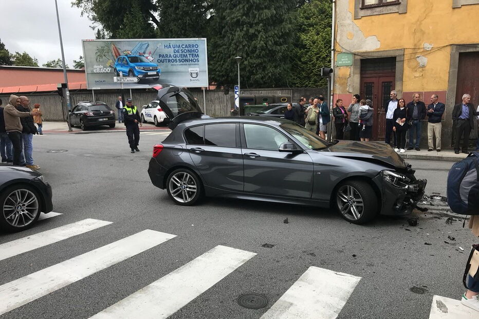 Colisão entre veículo dos Sapadores do Porto e carro