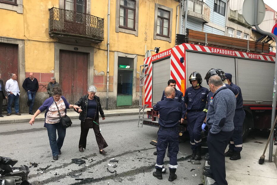 Colisão entre veículo dos Sapadores do Porto e carro