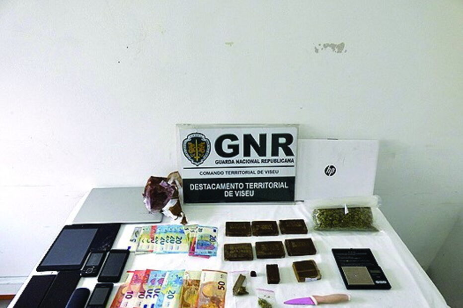 Militares apreenderam droga, carros, telemóveis e dinheiro