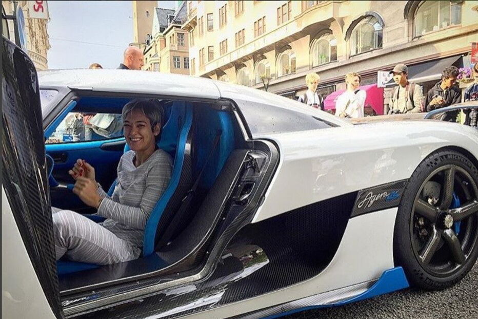 Piloto portuguesa Carina Lima prima pela sensualidade e o gosto pelos carros potentes