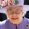 Rainha Isabel II não quer ser operada aos joelhos