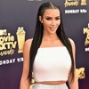 Kim Kardashian revela marcas de doença no rosto
