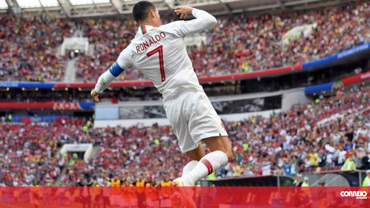 Роналду забил мяч. Прыжок Криштиану Роналду. Cristiano Ronaldo прыжок. Роналду сиии. Роналдо Прайм 2008.