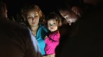 Migrantes dos EUA separados dos filhos e colocados em 'jaulas'