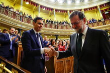 Mariano Rajoy cumprimenta Pedro Sánchez após ser derrotado na moção de censura
