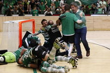 O presidente a abraçar os jogadores de hóquei em patins