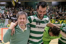 Bruno de Carvalho a comemorar com o jogador Henrique Magalhães