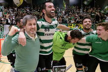 Bruno de Carvalho a comemorar com o jogador Henrique Magalhães